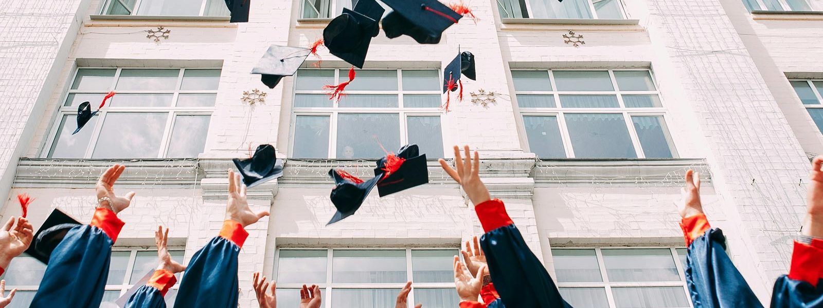 https://unsplash.com/de/fotos/group-of-fresh-graduates-students-throwing-their-academic-hat-in-the-air-8CqDvPuo_kI